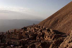 Mohyla na vrcholku Nemrut Dagi u msta Kahta